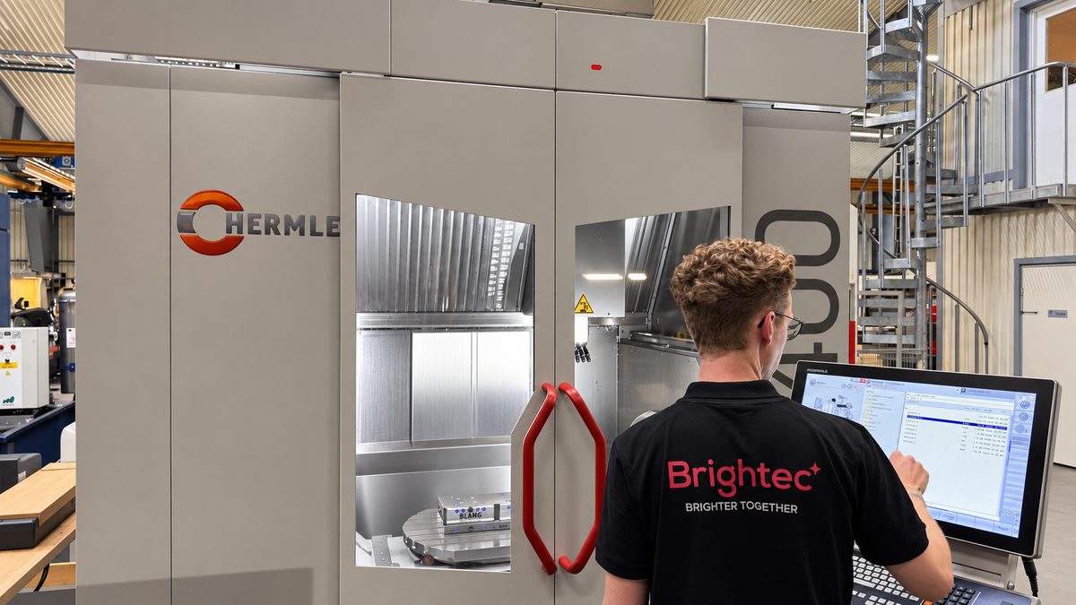 Medarbetare i Brightec-tröja vid Hermle C400, en 5-axlig fleroperationsmaskin, i verkstaden i Mullhyttan