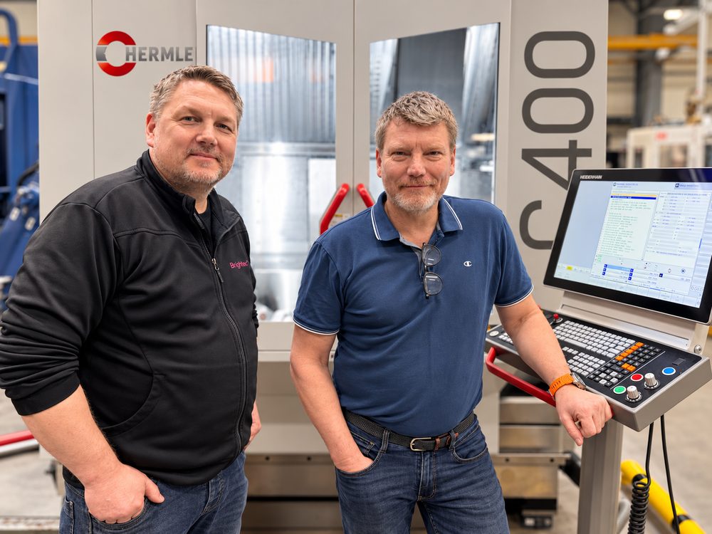 Två medarbetare vid Hermle C400 i verkstaden i Mullhyttan